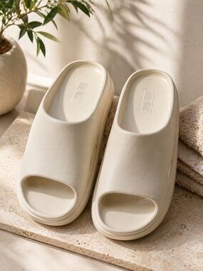 32 Degrees Cream Slide Slippers women 11-12
Men size 9-10